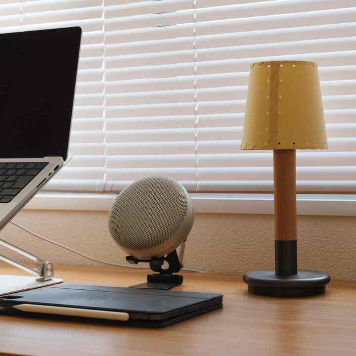 スピーカーは bang & olufsen beosound a1 を愛用しています📢

デスクで作業するときは iPhone 用で買ったスタンドに乗せたり、

部屋全体に使う時はロフトがある部屋なので吊るせるところがうれしいポイント。

#スピーカー #santaandcole