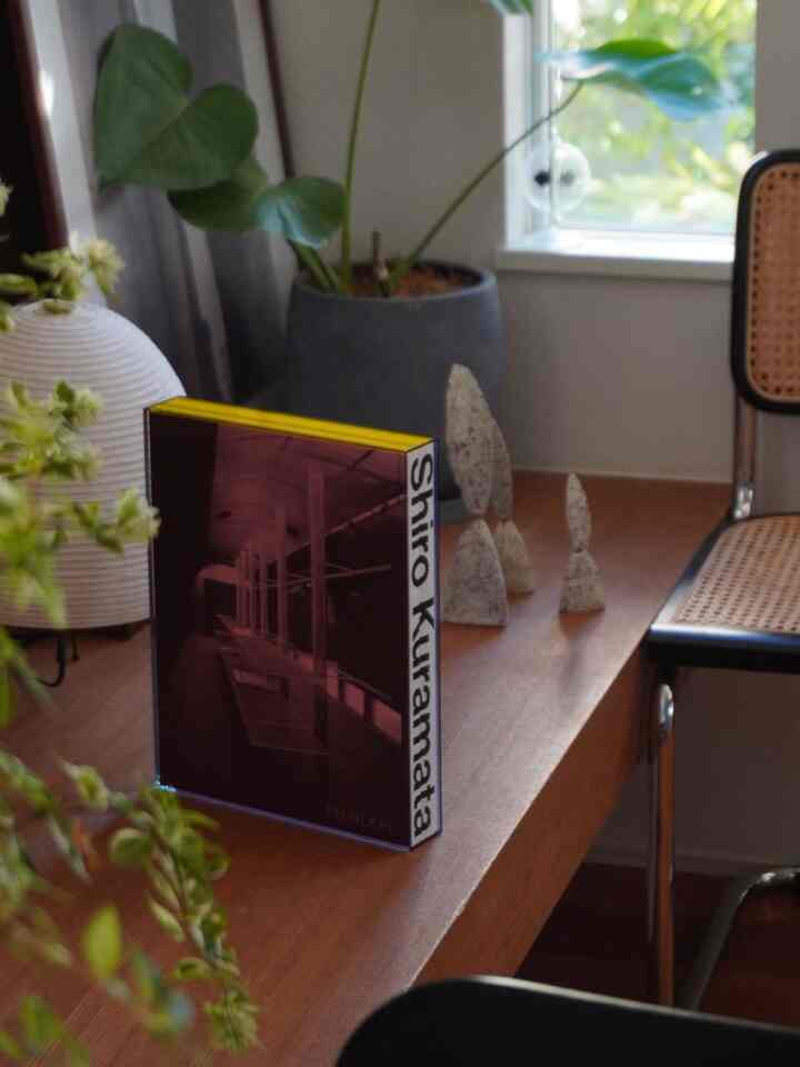 The long-awaited Shiro Kuramata art book

The book was designed by Studio Jonathan Hares
and won the "Wood Pencil" award at the 2014 D&AD Awards, an internationally renowned award in the fields of design and advertising.

This is a reissue of the original, in the same acrylic case as the first edition.

It's a substantial collection of works, but the book itself is a wonderful work of art.

I'm glad I bought it.

#ArtBook #洋書 #倉俣史郎 #ShiroKuramata #アートのある暮らし

