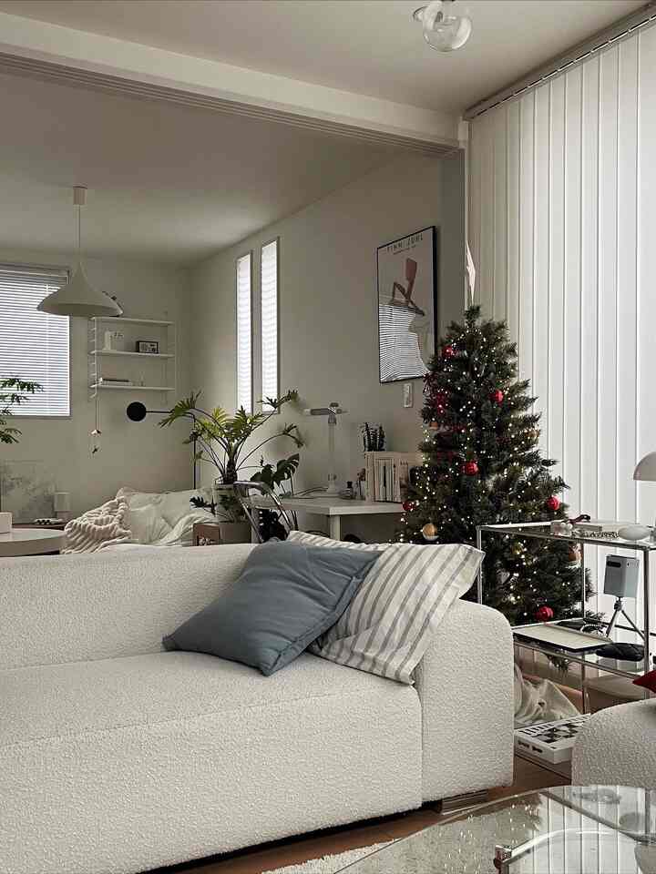 我が家もクリスマスツリーを
飾りました🎄♥️
⁡
みんなのクリスマスインテリアを
眺めるのが毎日の楽しみ🔔✨
⁡
クリスマスグッズを
見るのも楽しい🎀🫶🏻
⁡
今年はどんなアイテムを追加しよう🤍

⁡
#クリスマスインテリア #クリスマスツリー #christmastree #アルザス #アルザスツリー150cm #2026christmas #loosy #ソファ #ビーズソファ #beanbagsofa #インテリア #お部屋作り #お部屋づくり #観葉植物のある暮らし #韓国インテリア #vamir #ogre #roomnhome #ブークレソファ 