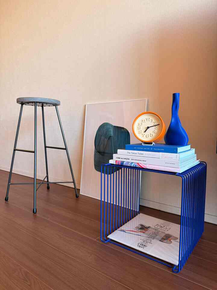 LEMNOSの小さな時計　家にある時計はこれしかないけど、10年以上壊れず時を刻んでくれている、お気に入りのカラーです。

Art / Design
#vernerpanton #vitra #isamunoguchi #hamanmiller #cibone #hay #Lemnos

Interior / Lifestyle
#livingroom #tokyolifestyle #lifeintokyo #リビングインテリア #インテリアコーディネート #時計
