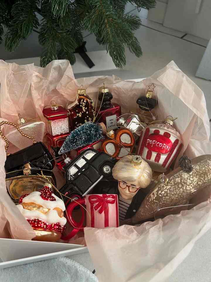 クリスマス準備🎄
リボンとオーナメントで賑やかにツリー飾るよ🩷
オーナメントはflying Tigerやアスティエ✨

#オーナメント
#クリスマス準備
#クリスマス