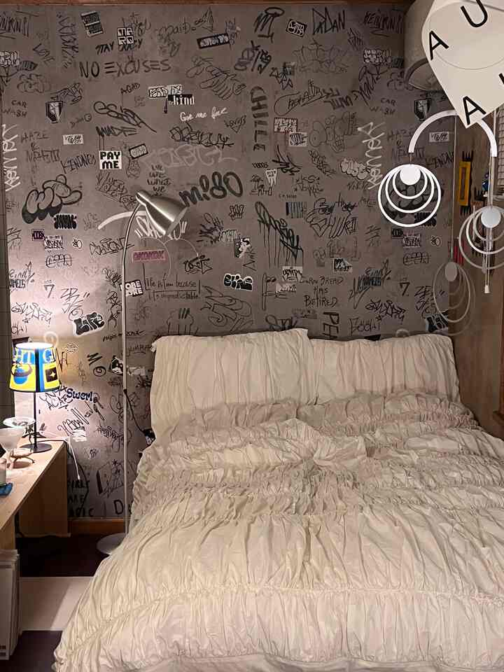 グラフィティアートの壁紙に甘いフリルのベッドカバーの組み合わせがお互いを調和してて好き🤍
#ベッドカバー #GATA #インテリア #ベッドルーム #壁紙