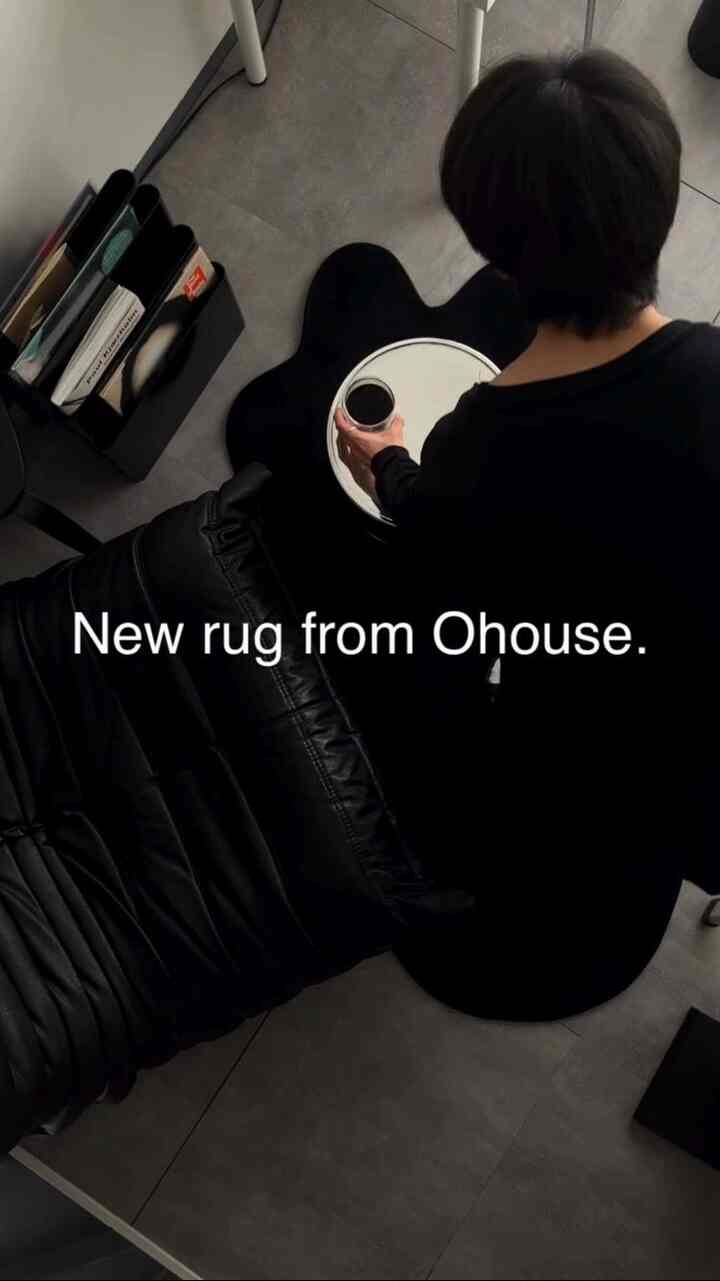 以前から欲しかったラグを購入しました！

ユニークな形が部屋のアクセントに。

裏面に滑り止めが付いていてストレスなく使えるところも◎


#Ohouseshopping #ラグ 
#fritzhansen #kartell #ligneroset #ikea 
#一人暮らし #ひとり暮らし　