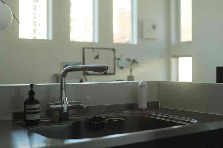 キッチンは隠し、家電は奥の家事室へ
　
リビングと繋がりをあえて持たせず、ちょっとお籠り感のある空間にしました。お料理に集中したり、こどもたちと何かを作ったり、家事室でこそっとおやつを食べたり。
　
家事室の右手に冷蔵庫と造作棚(ブレッドケース、果物、コーヒー紅茶のストック、おやつなど)
　
左手に炊飯器、オーブン、トースター、コーヒーマシーン(これから購入予定)
　
実家が腰壁有りのキッチンで、この上に並べられた料理をダイニングに運ぶのが小さい私のお仕事で、その時間が好きだった事もあり、お料理やお手伝いが好きなこどもたちの為にもこのようにしました。
　
#キッチン #家事室 #キッチンインテリア #腰壁 #マイホーム #myhome #ペニンシュラキッチン #インテリア #ミッドセンチュリーモダン #ヴィンテージ家具