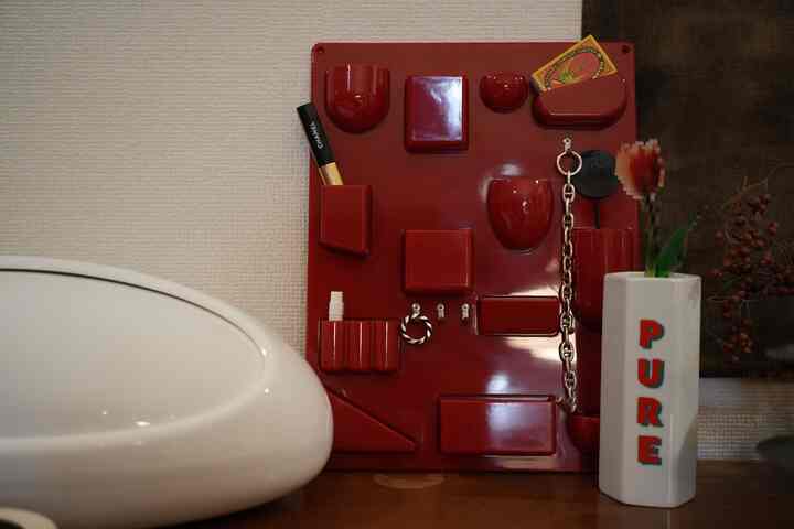 テリっとした質感のアイテムが集まるお気に入りスペース🫶
花瓶に入れているピクセルなお花はOhouseさんからのプレゼント🎁

#スペースエイジ #カラフル #サイドボード #ミッドセンチュリー 