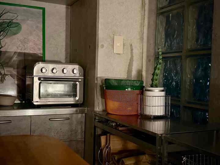 最近キッチンに移動したサボテンさん
ひょろながくなってしまったので胴切りをしてみたいけど不安でまだできていない。

ひょろながいけど影は可愛い。

#kitchen #キッチン　#サボテン　#植物のある生活