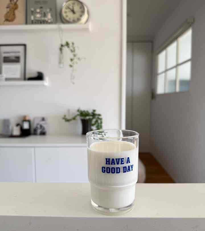 Kacamatanya dari NICE WEATHER, merek Korea.
Saya membelinya di toko pop-up United Arrows.
Logo birunya lucu banget! 💙

#CUACANYA BAGUS
#rakdinding
#renovasiapartemen
#jendelainteriorPanasonic
#jamdindingpusatpfsparts
#bingkaifotoMoobe
#Iittala×MinaPerhonenGlassBird
#InteriorSkandinavia