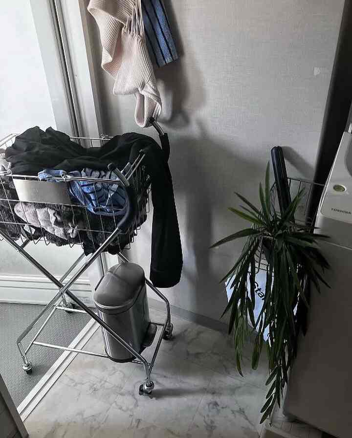 Laundry Room
I'm slowly changing my laundry room to stainless steel.
I wanted a long trash can, so I found this one at 3coins. I didn't like round trash cans because they take up too much space in small spaces, but this one fits against the wall and is neat and tidy, so it's much better than the price.

#3coins #ランドリールーム #ランドリールームインテリア #ステンレス #無機質 #無機質インテリア #ゴミ箱 #hmhome #フェイクグリーン