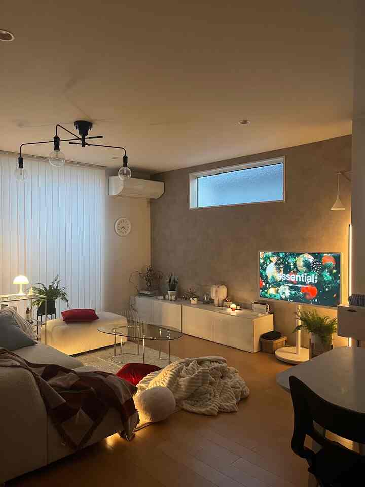 こんばんは🌙

ついついゆっくりしちゃう
金曜日の夜🤍🙂‍↕️
⁡
夜更かししたいのにお弁当作りで
早起き続いてすでに眠すぎるぅ😇

picは夕暮れ時の部屋𓂃 𓈒𓏸
この時期は目一杯
キラキラを楽しみたい💡🤩
⁡
ブラックフライデー
みんな何買うのかなー🥹🖤
よかったら教えてね🫶🏻

⁡
#クリスマスインテリア #クリスマスツリー #christmastree #アルザス #アルザスツリー150cm #2026christmas #hue #スマートライト #Phillipshue #間接照明 #loosy #ソファ #ビーズソファ #beanbagsofa #インテリア #お部屋作り #お部屋づくり #観葉植物のある暮らし #韓国インテリア #vamir #ogre #roomnhome #ブークレソファ 