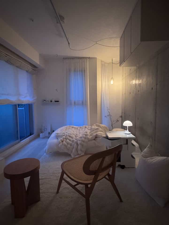 Cozy small bedroom in warm white and brown tones, blending natural and modern styles