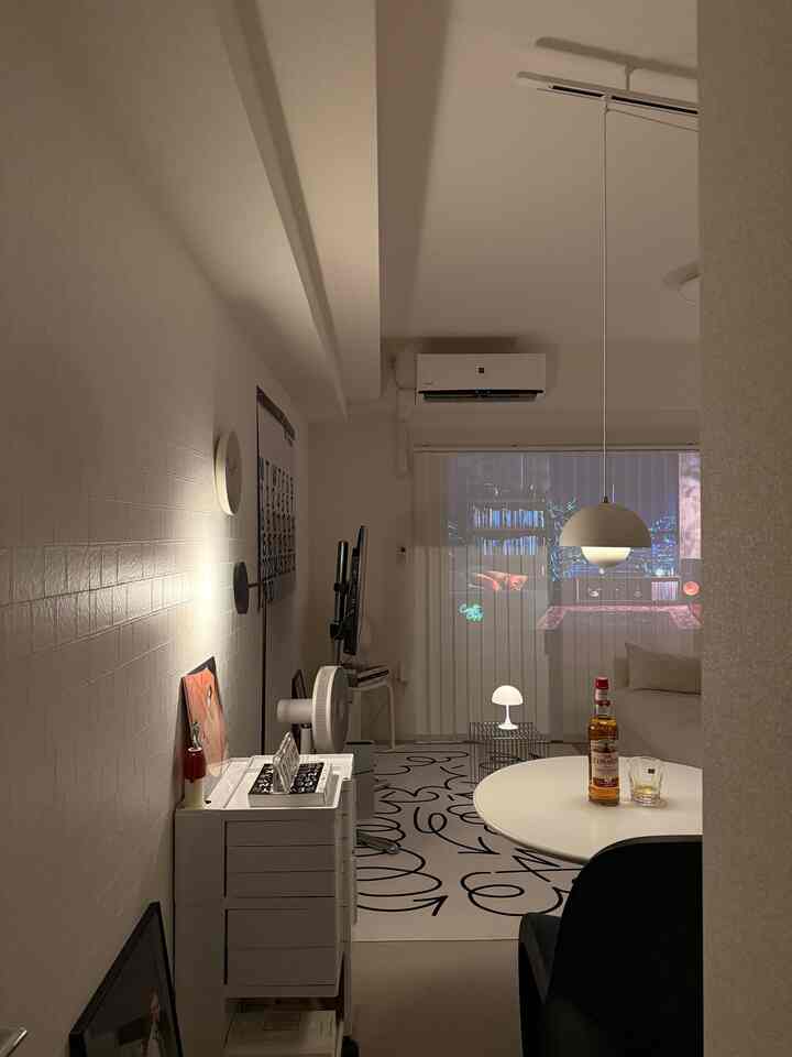 Malam hari nonton film sendirian dengan proyektor menyala 🌙🎬

#InteriorKorea #リビングルーム #映画