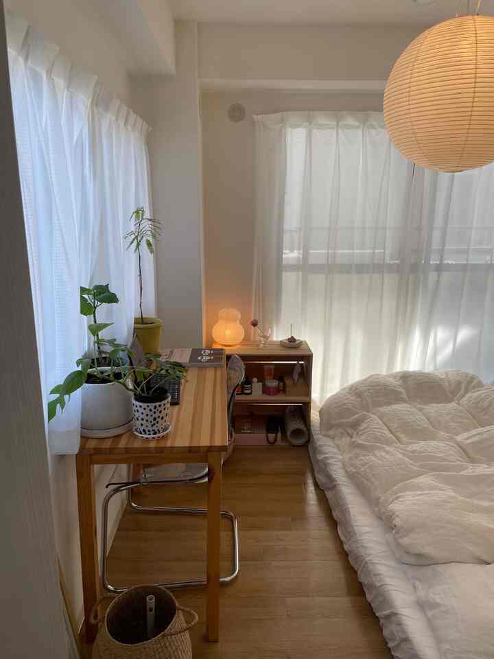 寝室にある前のベッドがまだ捨てられてなくてこの朝眩しい部屋で毎日寝てます。案外快眠😪（朝方寝ぼけながらアイマスクをつけてるけど）

#ふたりぐらし #2人暮らし #二人暮らし #観葉植物のある暮らし #観葉植物 #room #roomtour #interior #家具 #日々の暮らし #好きなものに囲まれた暮らし  #賃貸暮らし #2ldk #シンプルインテリア #賃貸インテリア #無印良品  #雑貨屋巡り #roomdesign #住み家 #部屋作り #部屋づくり #間取り #artek #引っ越し #イサムノグチ #リーンロゼ #リーンロゼトーゴ #ligneroset #マットレス #寝室