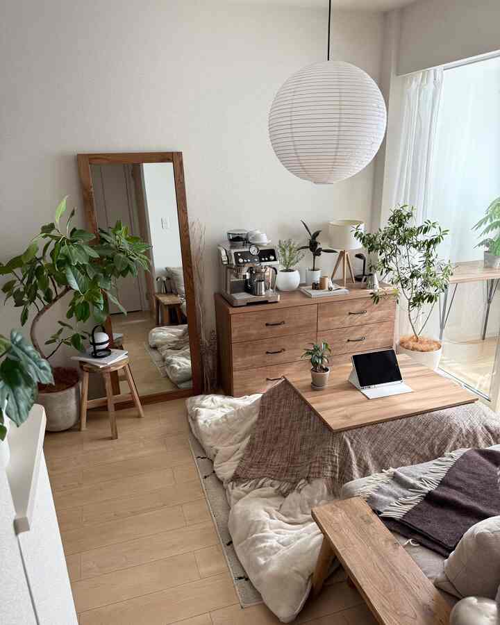 寒くなってきたので、こたつを出しました。温かくてもうここから抜け出せない…秘密基地のようなお気に入り空間が戻ってきました。

#こたつ #こたつテーブル #ナチュラルインテリア #ラグ #ソファ #チェスト #キャビネット #リビング照明