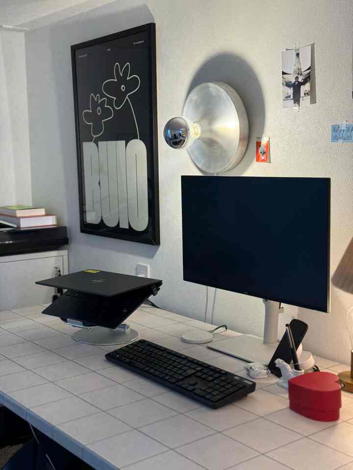 白とシルバーのトーンが際立つホームオフィスのワークスペース、シンプルで清潔感のある雰囲気