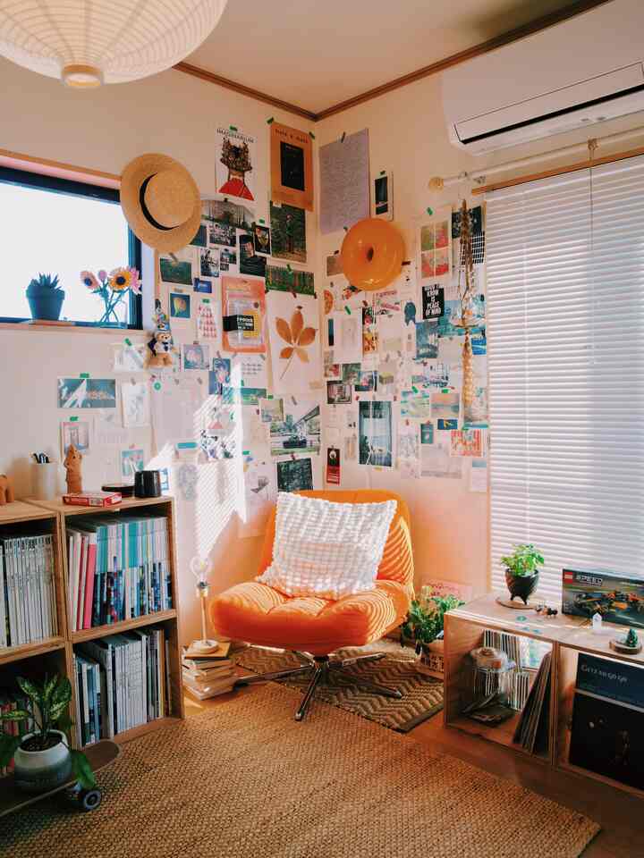 ひとり部屋の特等席 🛋️

ここにソファーを置いてから、ずっとこの特等席でお部屋を眺めながらゆっくりしてる☕️

好きな &Premiumの雑誌を読みながら、どんなお部屋にアップデートしようか、色んな妄想を膨らませてます💭⤴️

来週の週末に、モダンナチュラルなお部屋に模様替えする予定なので、お楽しみに〜！

#IKEA #イケア　#ひとり暮らし　#一人暮らし　#ソファー　#模様替え　#コーナー　#南向き　#ラグ　#ライト　#ブラインド　