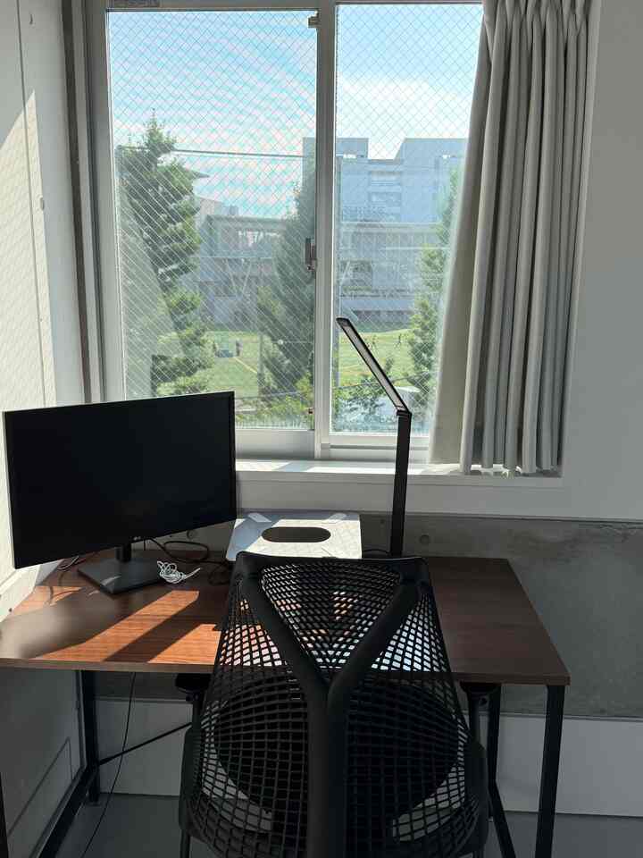 Workspace
目の前が学校なので学生の青春姿を見ながらworkしてます💻
イスはhermanmillarのセイルチェア、姿勢が悪いので姿勢矯正もかねて購入しました🪑

#workspace #herman millar #room