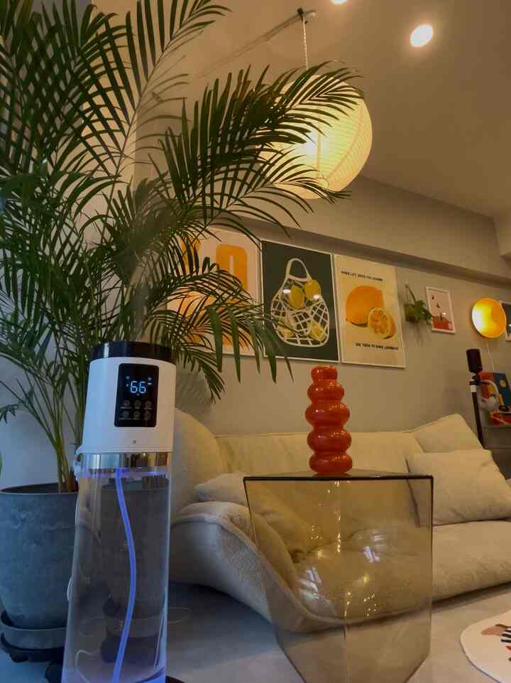 明るいアイボリー色調のリビング、中央に快適なリクライナーソファとオレンジの彫刻的な装飾がある色彩豊かなインテリア