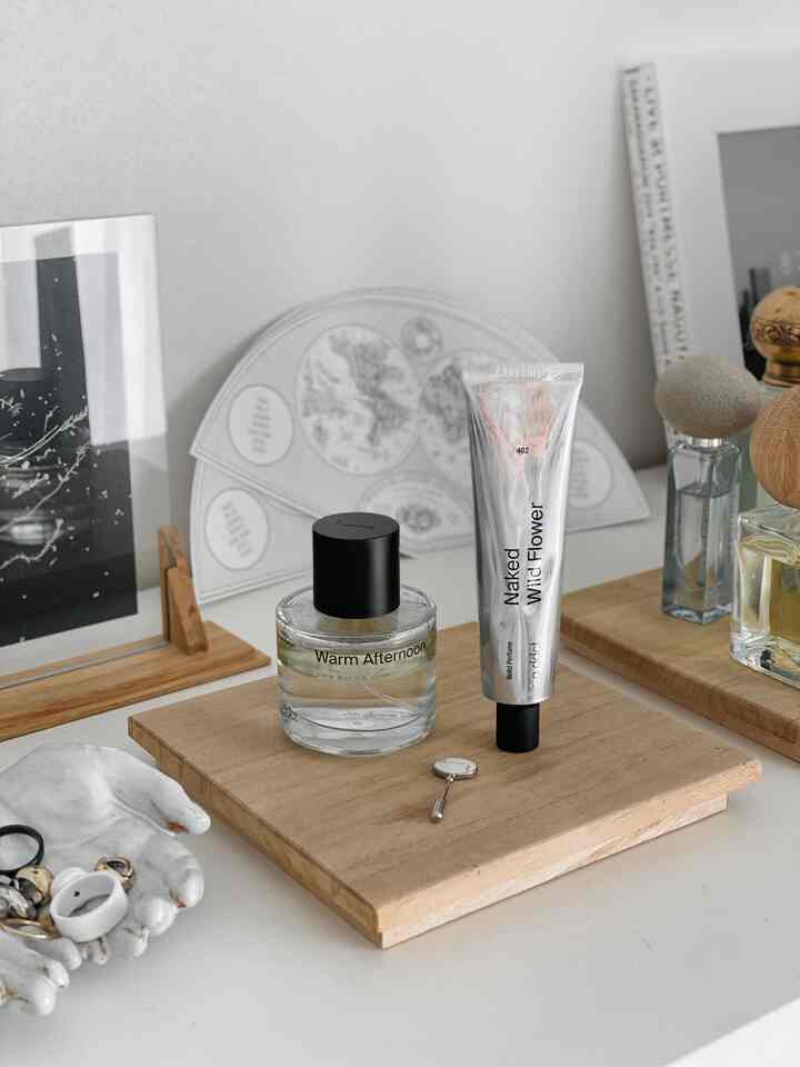 最近手に入れたパフューム。
香水は夫と一緒につけるのと、自分の好みもあってムスク系が多いです。
木のトレイは抹茶碗が入っていた木箱の蓋。

#香水 #ドレッサー #身だしなみ #アクセサリー #収納