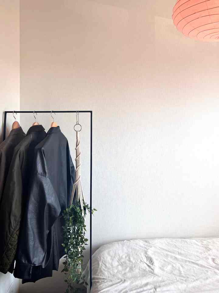 季節ごとの洋服はクローゼットに収納していますがアウターだけは手に取りやすい場所にハンギング。
そうすることでインテリアとしても使えますが何よりお出かけがしやすくなります。

#kanademono #journalstandardfurniture
#イサムノグチ #洋服収納
