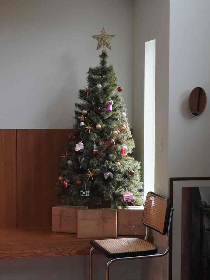 クリスマス始めました。

毎年少しずつ増やしてるオーナメント。

子供が大きくなってきたので
今年はついにGeneral Furnishingsさんの
オーナメントを追加。かわいい。

ツリーはアルザスの150センチ。
ついに息子が追い越しました。

#オーナメント #クリスマスツリー　#クリスマス飾り　#クリスマス準備　#クリスマスインテリア