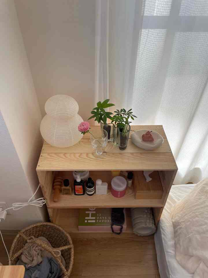 引っ越したらやりたかった、日当たりのいいところにお気に入りのコスメを並べるということ🧴もっと増やしてお店みたいにしたいという夢😴🌱🌿笑

#ふたりぐらし #2人暮らし #二人暮らし #観葉植物のある暮らし #観葉植物 #room #roomtour #interior #家具 #日々の暮らし #好きなものに囲まれた暮らし  #賃貸暮らし #2ldk #シンプルインテリア #賃貸インテリア #無印良品  #雑貨屋巡り #roomdesign #住み家 #部屋作り #部屋づくり #間取り
