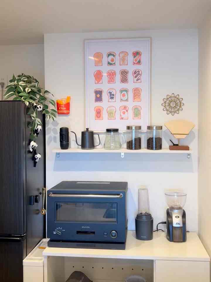 キッチン後ろのレイアウト🍳
冷蔵庫上にIKEAの人工観葉植物を置くのに加えて、マグネットのパンダをつけて遊び心もプラスしてみました🐼
#キッチン #北欧 #ミッドセンチュリー #韓国風 #ポップインテリア #カラーインテリア #バルミューダ #RASIK #IKEA