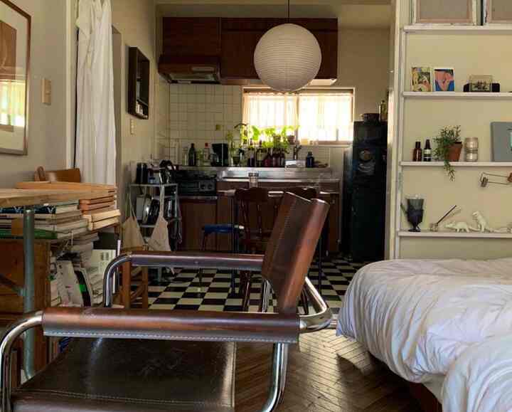 白と茶色のナチュラルモダンなワンルーム、キッチン・ダイニング・寝室が調和した雰囲気のあるインテリア