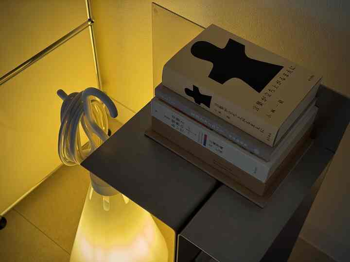 #積読 #サイドテーブル #sidetable #bookshelf #本棚 #FLOS