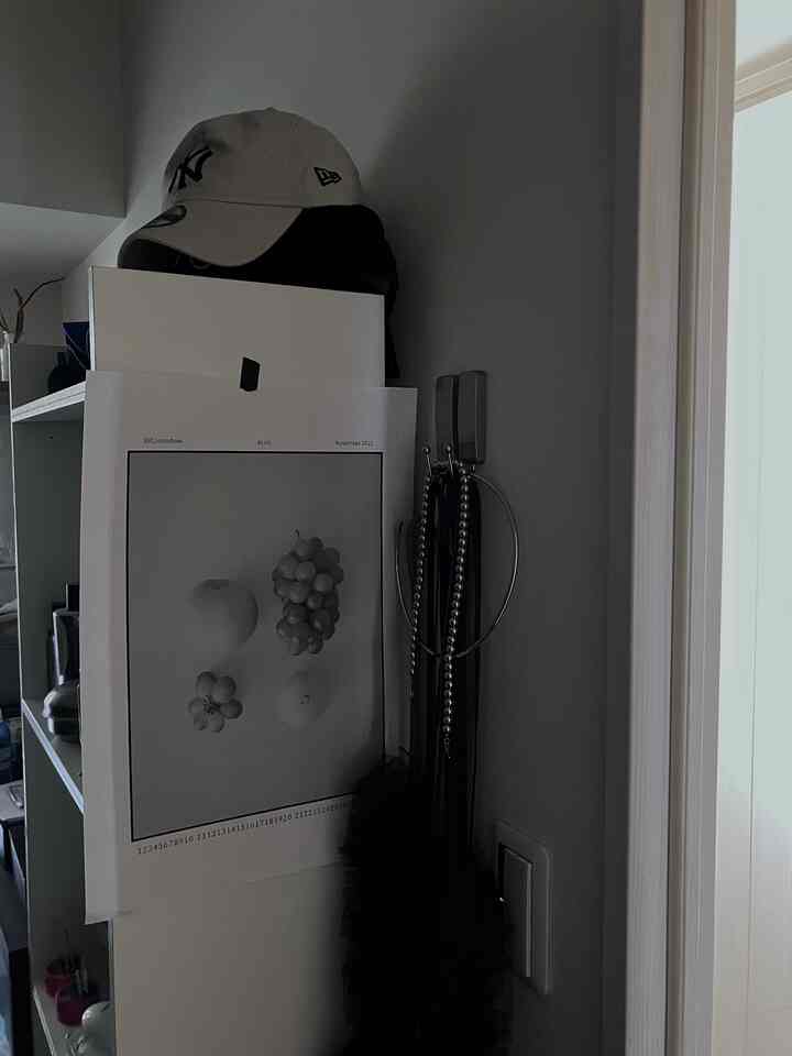 壁を傷付けないフックを設置
1度外してみたけど壁紙剥がれずでこれほんとに便利✌️

#カレンダー　#アクセサリー　#コマンドフック　#洋服部屋　#シルバーアクセサリー