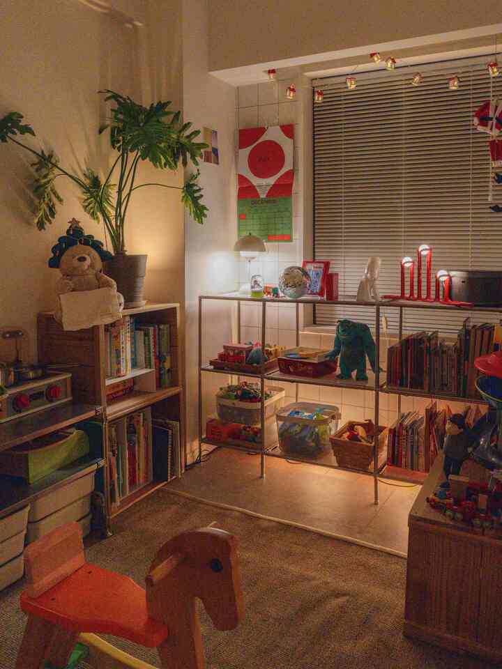 夜のこども部屋
棚裏に間接転がしたら必要以上にムーディーになった。

#子ども部屋
