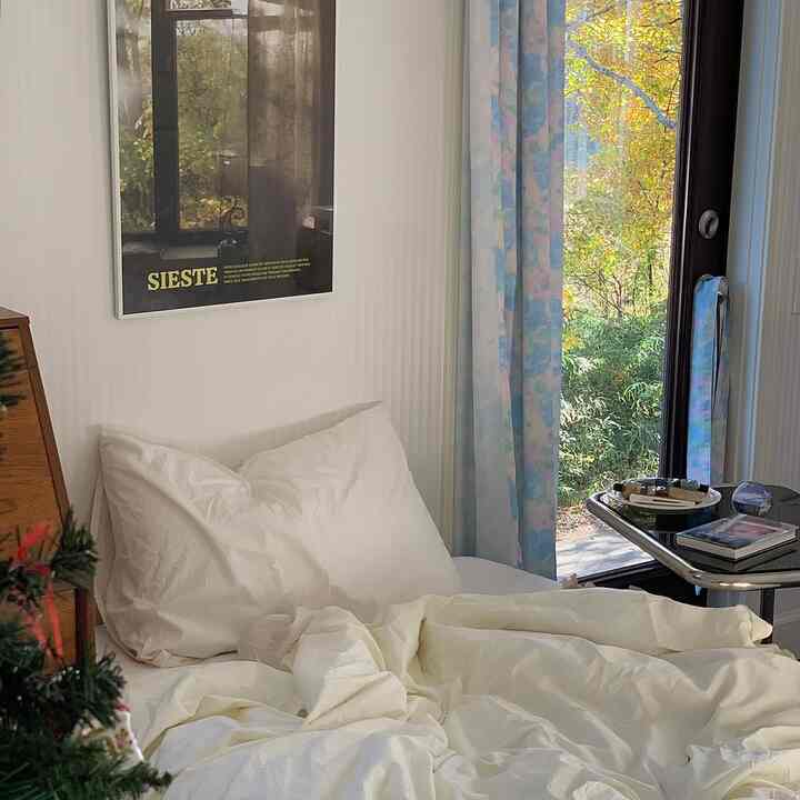 7畳の寝室の一角🛌

ブラックフライデーで購入した家具が発送されたみたいだから届くのがたのしみ✊7畳寝室のすぐとなりのキッチンに置く予定のものを購入した✊

#ベッドルーム #寝室 #ライティングビューロー #クリスマスツリー #ポスター
