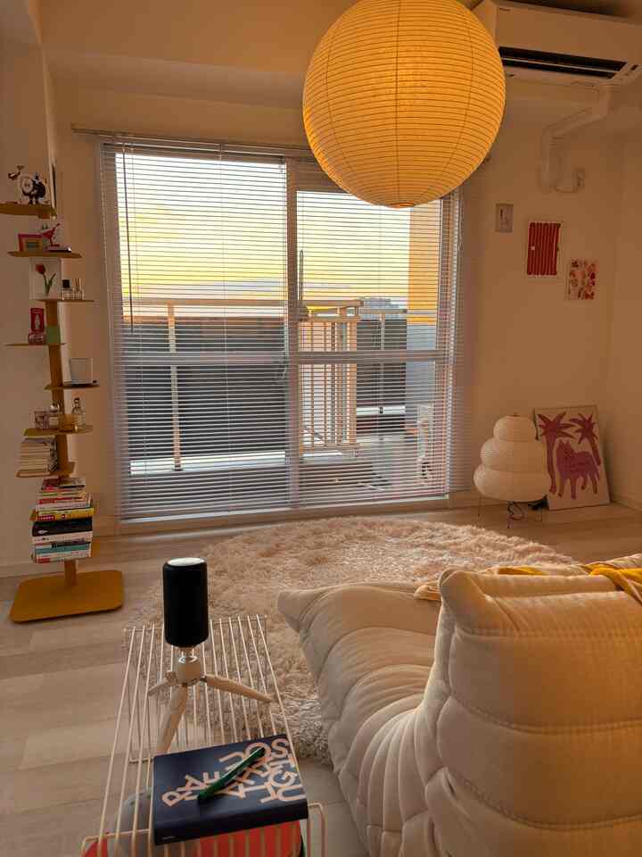 パントンワイヤーをサイドテーブルみたいに置いてみた。
アレクサに天気と気温を聞くのが日課です

#ミッドセンチュリー
#パントンワイヤー
#一人暮らし
#リビング