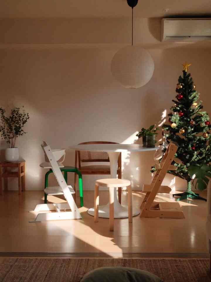 Christmas version of our room🎄🎅

大きいクリスマスツリーを飾って、
クリスマス気分✨
実家で使っていたものをそのまま使っています。

シルレのグリーンも良い感じ✳️ 


#クリスマス　#クリスマスインテリア
#賃貸インテリア　#apartment
#apartmentdecor #apartmentinterior
