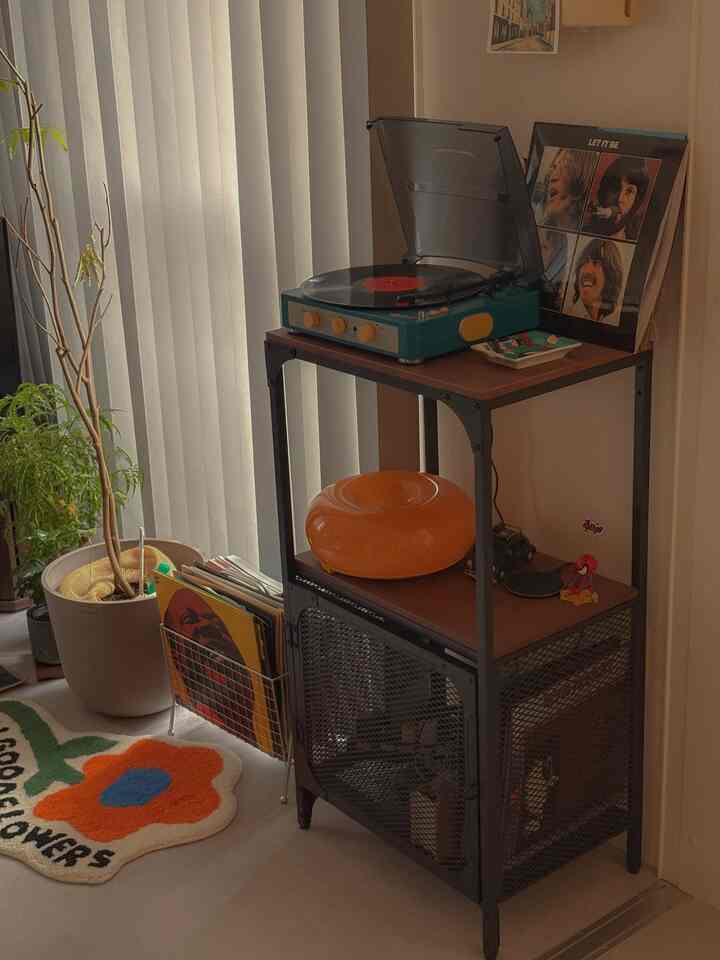 お部屋の中にお気に入りのスペースを
たくさん作りたいものです😏💗

レコード周りはお気に入りスペースのひとつ🫶
グリーンとオレンジでまとめています💚🧡

#レコード #レコードラック #レコードスペース
#カラフル #レコード収納
