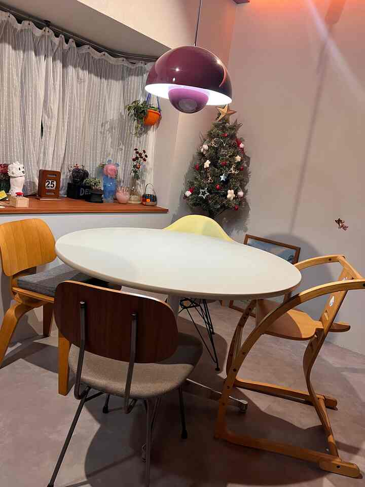 キッチンはミドセンチュリーな雰囲気で☆机は80年台のヴィンテージになります。サイドもしろくて、足も白くてかわいい☆ 
#ミッドセンチュリー
#イームズやはりかわいい
#メッシュチェア狙っています