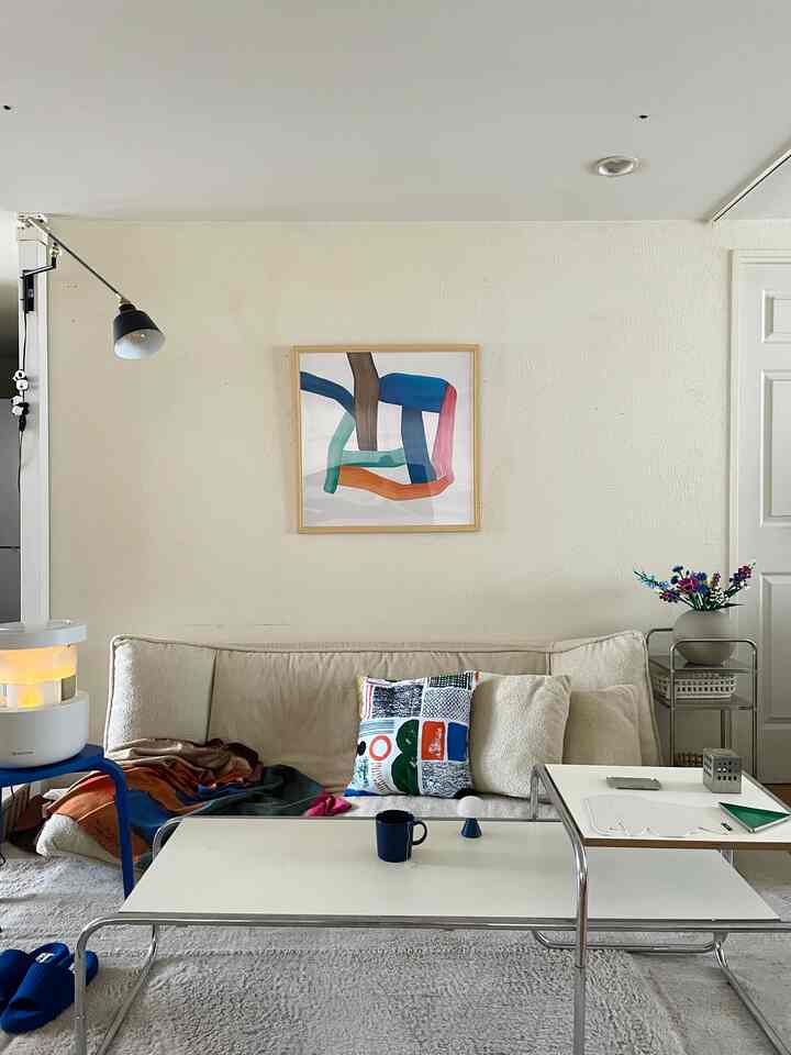 リビングのテーブルもOHOUSEのショッピングで購入したアイテム。ブラックフライデーですごくお手頃になってる！！😳
#リビング　#リビングインテリア　#北欧インテリア　#ミッドセンチュリー　#韓国インテリア　#テーブル　#ロナンブルレック　#ポスター