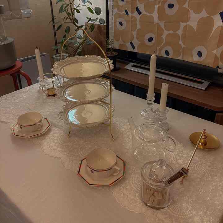 ほんの少しアイテムを追加するだけで
おうちアフタヌーンティーが叶う🪄🫖

ニトリのプレートスタンドは
2段のものもありますよ🫶💗
1人アフヌンのために2段のタイプも買おうかなあ💭

#アフヌン #おうちアフタヌーンティー #おうち時間
#ひとり時間 #暮らしを楽しむ #テーブルコーディネート #ガラスポット #キャンドル