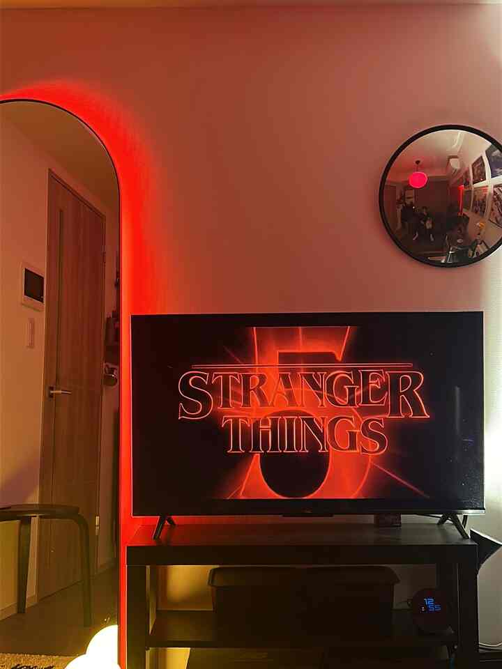 ストレンジャーシングス
楽しみにしてた夜がやっと来た🤩

#strangerthings #netflixnight #cozynight #おうち時間
#5畳　#6畳
#インテリア好き #部屋作り #myroom #cozyroom
#roomdecor #livingroomdecor #灯りのある暮らし
