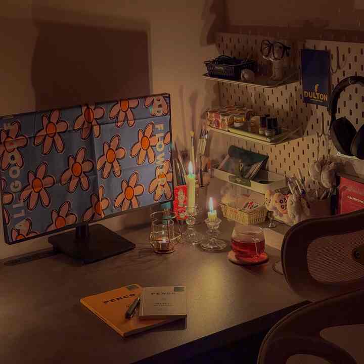 朝4時に起きて蝋燭の光だけで過ごすのが
冬の楽しみのひとつ
好きなものが多いので、統一感を出すのは難しいですが、同じトーンの色をたくさん使うことで
なんとなく統一感を出せるようにしています🙃
#勉強机
#デスク周り
#デスクスペース
#在宅ワーク
