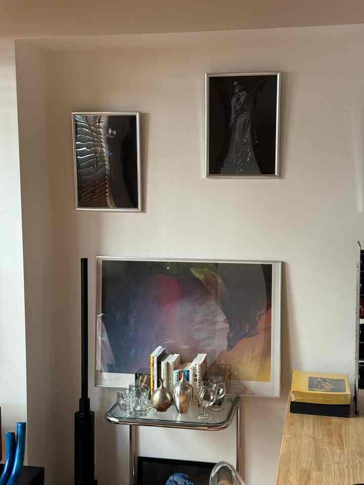 お気に入りのアートたち🎨
デザイナーの友人のショールックとお気に入りの写真家さんのポスターです

#インテリア #一人暮らし #ルームツアー #1LDK
#アート #アートブック #写真