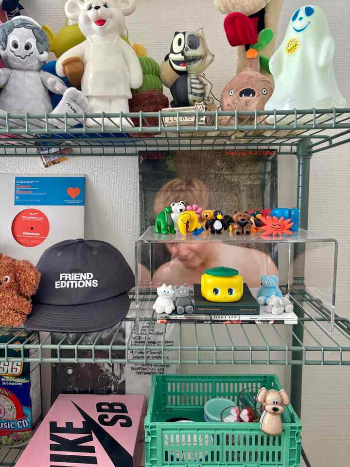 リビングに置いてあるシェルフにはお気に入りの雑貨をMIX💫
#IKEA #1LDK #ガチャガチャ #DAISUKEKONDO #アメリカン #アメリカン雑貨 #ぬいぐるみ