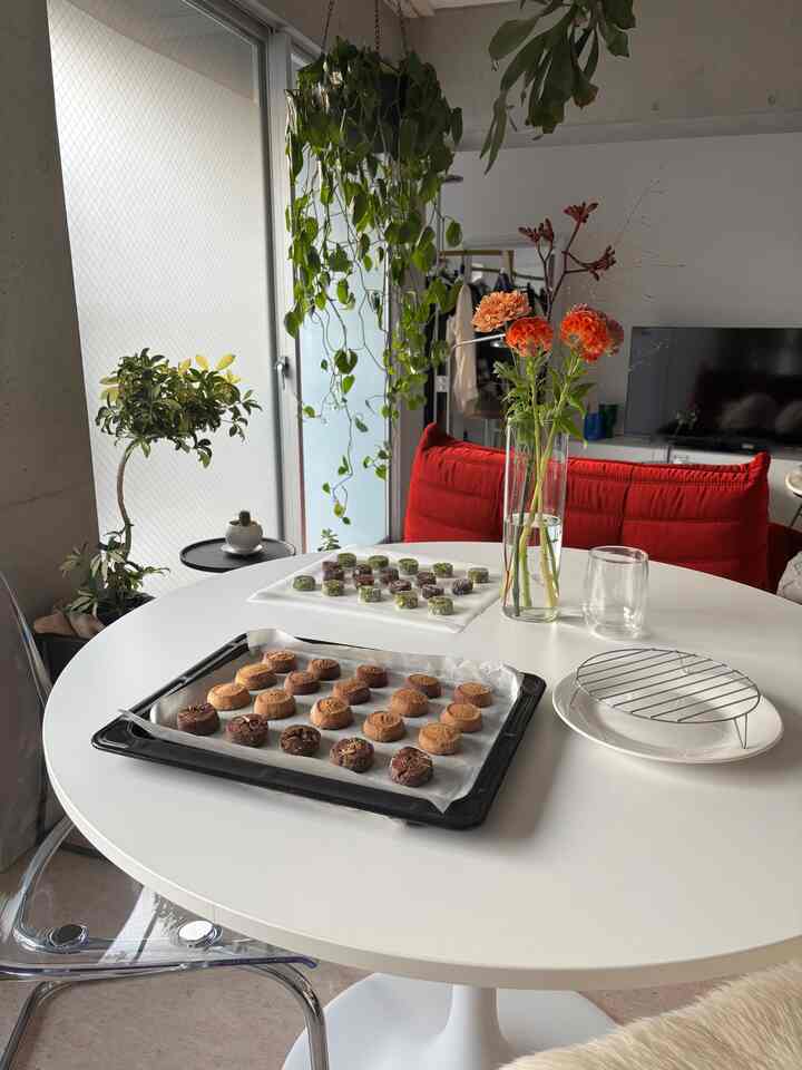 This is from when I made sweets a while ago 🍪
The IKEA round table is great because it's spacious and usable ☀︎

#IKEA #IKEA家具 #インテリア #インテリア雑貨 #休日