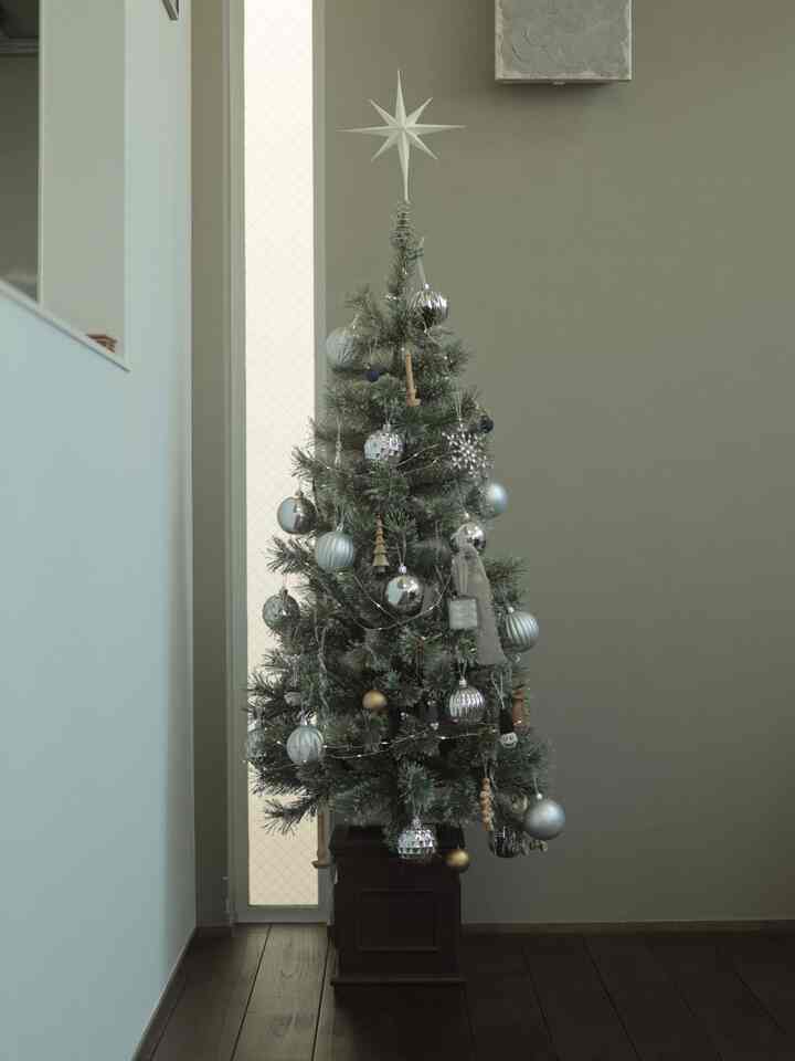 今年のツリー  ✴︎
　
オーナメントをいくつか買い足して、今の子ども達の好みのものもいくつか入れて、今年の家族らしいツリーになったな ˎˊ˗
　
#クリスマス #クリスマスツリー #オーナメント #クリスマスインテリア #リビング #マイホーム #ヴィンテージ家具