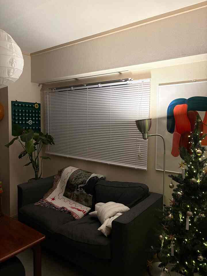 IKEAのレールスタだけでもこんなに明るい🔆
一人暮らしの時よくこれだけで過ごしてたけど、
映画とかみる時にも良い感じになるしおすすめ🏋🏻‍♀️❤️‍🔥

#1LDK #12畳インテリア #12畳 #ふたり暮らしインテリア #roomtour #myroom #myhome #賃貸インテリア #お部屋紹介 #ミッドセンチュリー #韓国インテリア #二人暮らしインテリア 