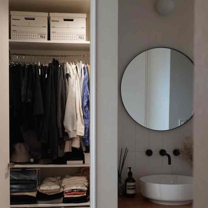 WIC整えたけど
まだまだ服が多いな。

各居住部屋には備え付けの収納をほぼ作っていないのだけれど、四畳ほどのWICのおかげでスッキリ暮らせてる。

玄関横のただいま洗面の並び
帰ってきたらすぐに上着や帽子を仕舞えるのも
動線として完璧だったね

#ウォークインクローゼット　#ウォークインクローク　#WIC #アパレルショップ風収納　#服収納　
#ただいま洗面　#造作洗面所