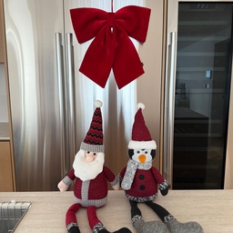 #오늘부터크리스마스 #4일차기록 
똑똑! 저희 집 주방에도 귀여운 산타가 찾아왔어요. 🎅❤️
차가워 보일 수 있는 냉장고에 빨간 벨벳 리본 하나 달아줬을 뿐인데, 연말 분위기가 물씬 나네요. 
아일랜드 식탁에 툭 걸터앉은 산타랑 펭귄 친구, 너무 귀엽지 않나요?
설거지하다가 얘네랑 눈 마주치면 저도 모르게 힐링 되는 기분이에요. 
귀여운 친구들과 함께 미리 크리스마스입니다! 🎄
#주방인테리어 #크리스마스데코 #주방꾸미기 #홈스타일링 #크리스마스소품 #산타인형 #대형리본 #집꾸미기 #오늘의집 #연말분위기