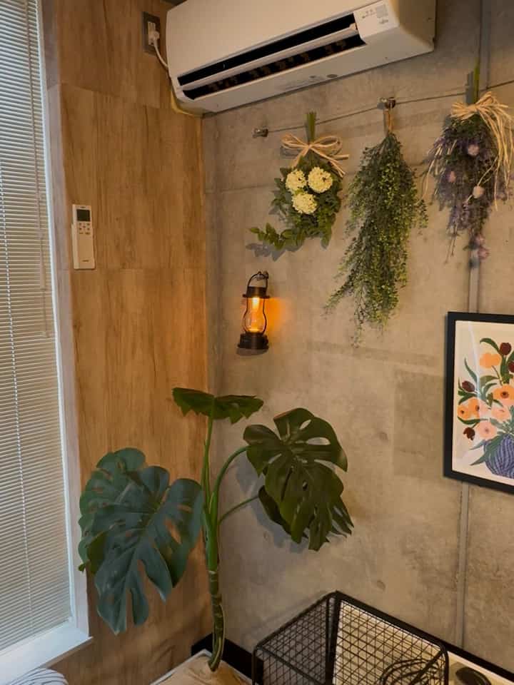 Mengecat ulang dinding putih dengan wallpaper serat kayu benar-benar menghangatkan ruangan. ◎
#WallpaperDIY #壁紙シール #木目調壁紙