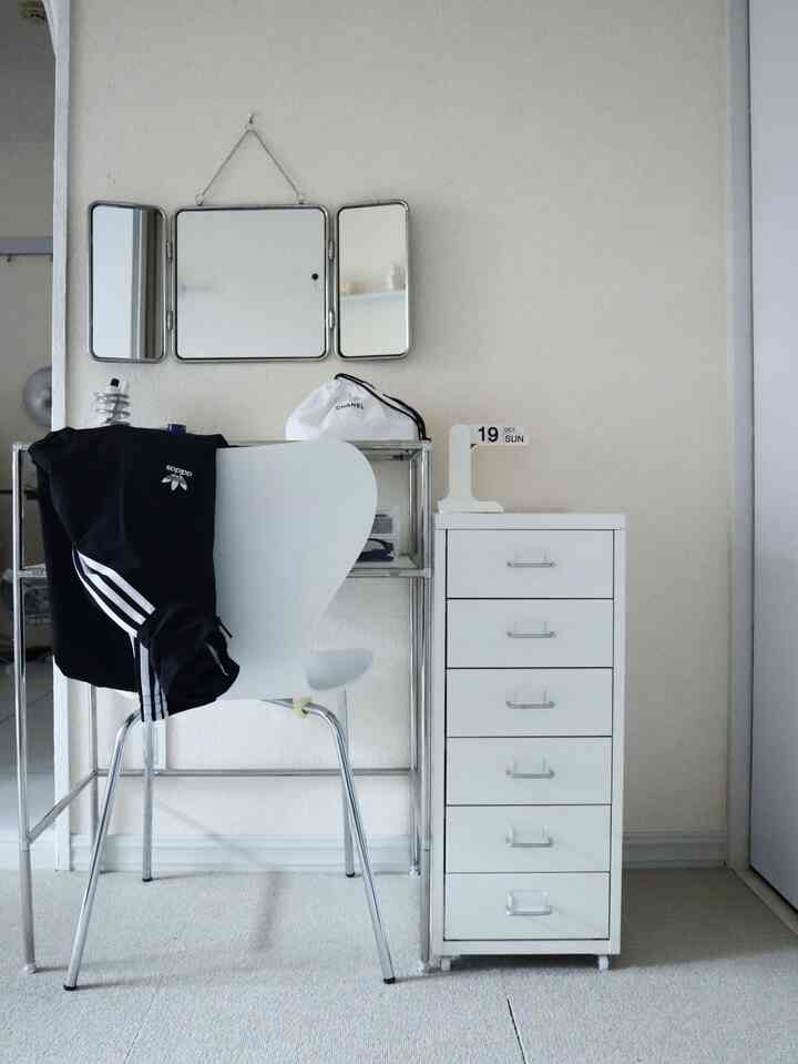 
デスク周りを少し模様替えしました♪
もうちょい変えたい所。

やっぱりホワイトとシルバーの組み合わせが大好き♡







#Koreaninterior #Koreainterior #無機質インテリア #海外インテリア #韓国インテリア #シンプルインテリア #シンプリスト #シンプルな暮らし #モノトーンインテリア #インテリア #IKEA #デスク周り #デスク #ワークコーナー