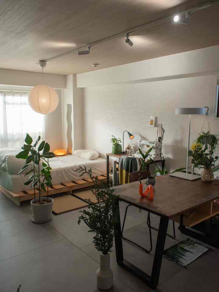 あっという間に12月！！
　　
今年ラストスパートもよろしくね〜🟠
　　

#一人暮らし #ワンルーム #1R #賃貸 #和モダン #ジャパンディ #フロアタイル #照明 #花瓶 #フラワーベース #観葉植物 #花 #HAY #IKEA #KANADEMONO #ACTUS #サンゲツ #京都暮らし