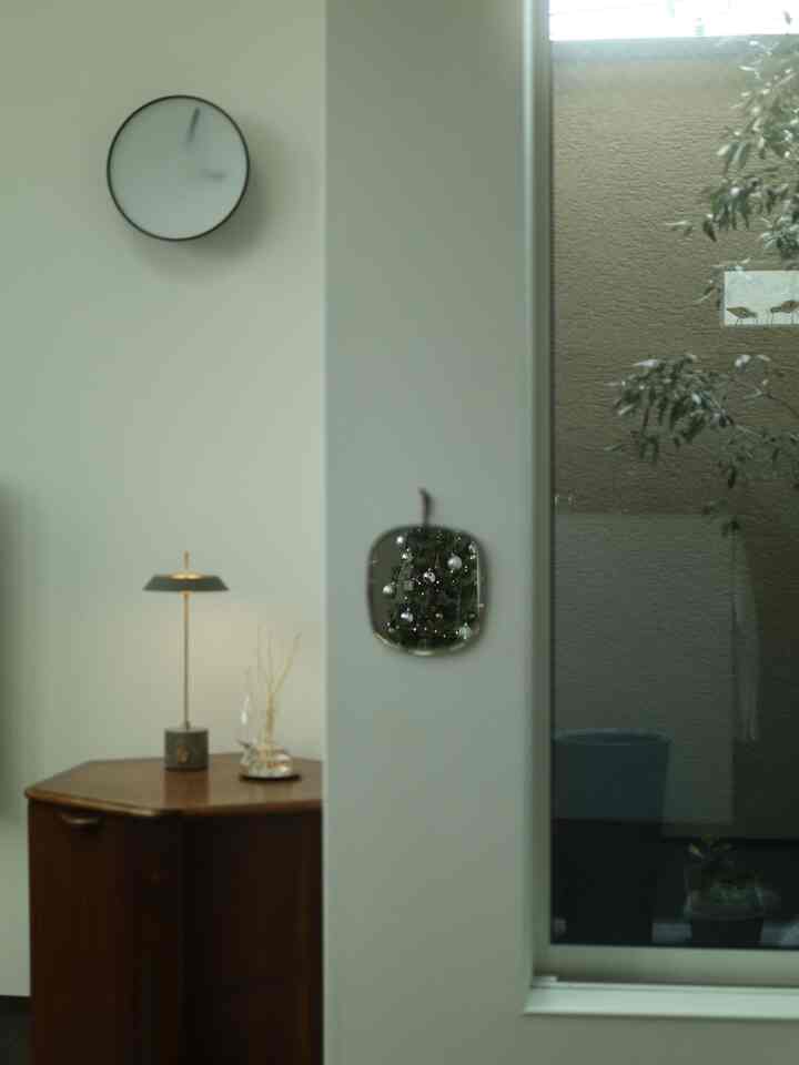 キッチンから見たらきらきらしてた  ✴︎
　
鏡に映り込む景色って好きなんだけど、今だけのこの景色は特に最高𓂃
　
#マイホーム #リビング #クリスマスツリー #クリスマス #ヴィンテージ家具 #ヴィンテージモダン #北欧ヴィンテージ #北欧家具 #照明 